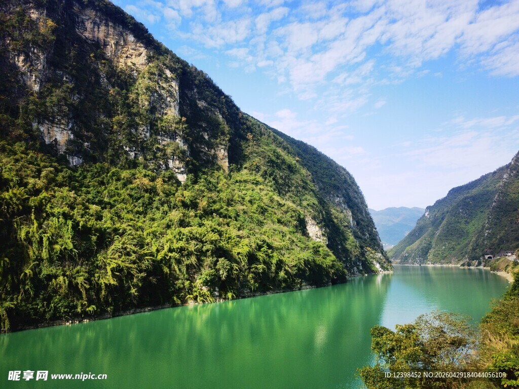 青山绿水间的秀丽河谷