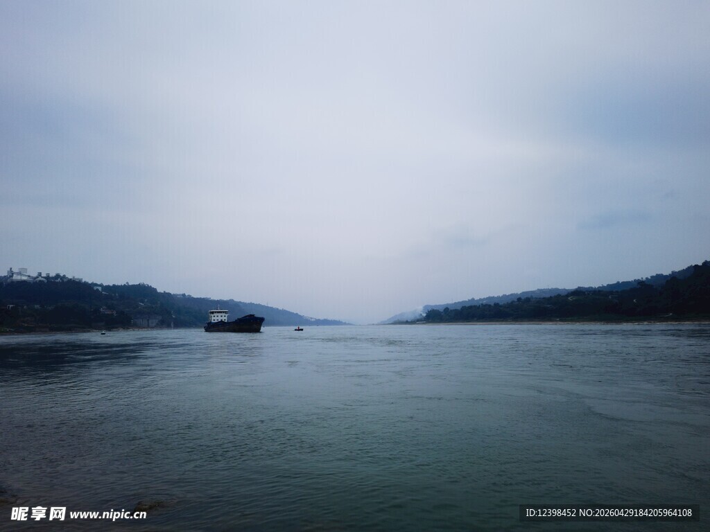 宁静江面的开阔景致