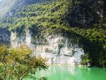 青山绿水间的秀丽河谷