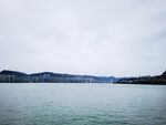 宁静湖景远山云雾缭绕