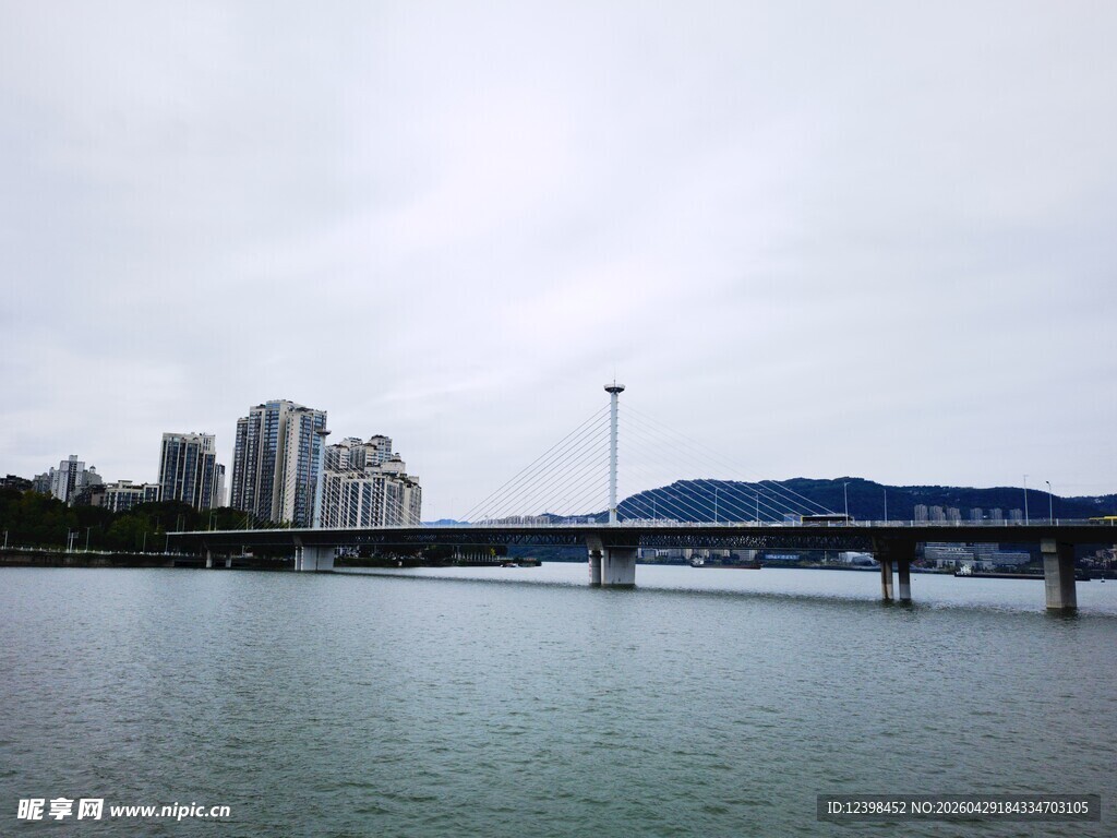 城市河畔桥梁风景