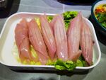 新鲜鱿鱼摆于生菜之上