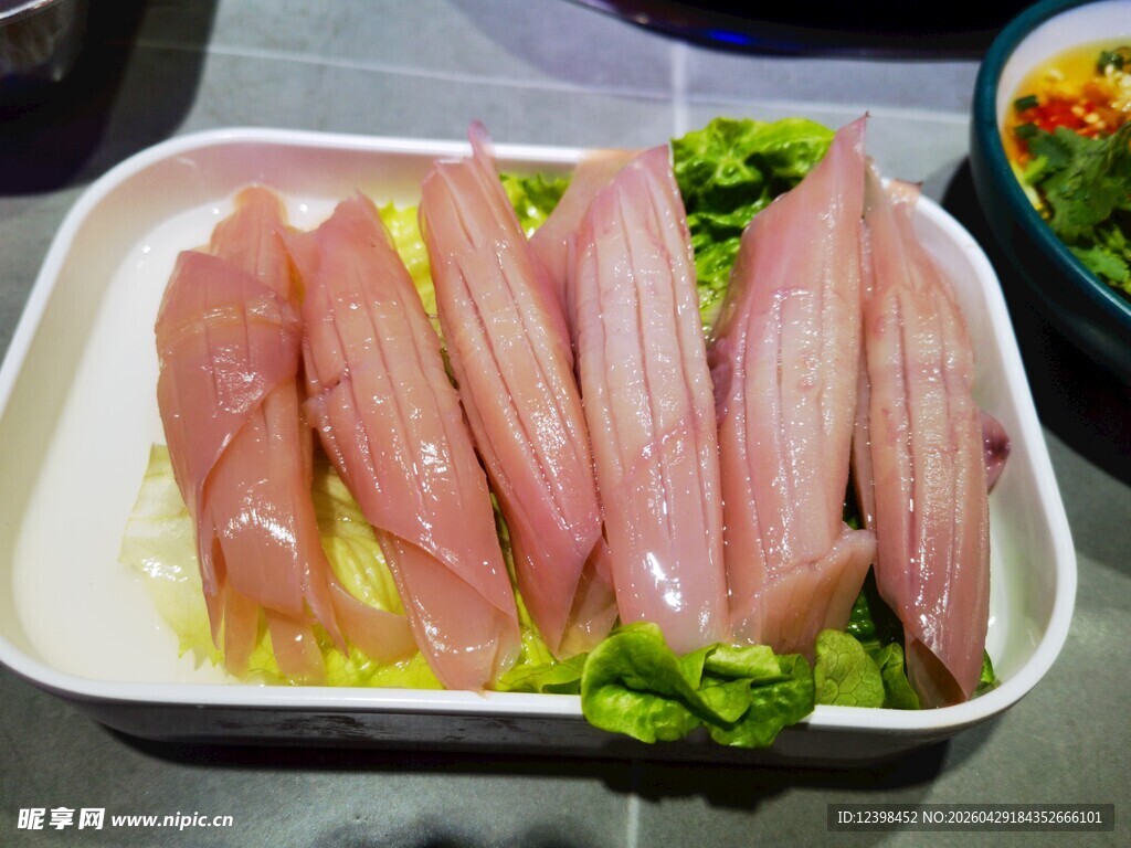 新鲜鱿鱼摆于生菜之上
