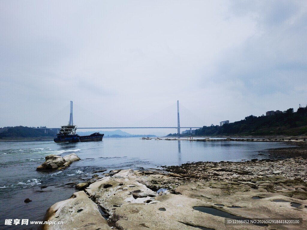 海边停靠的帆船与岩石