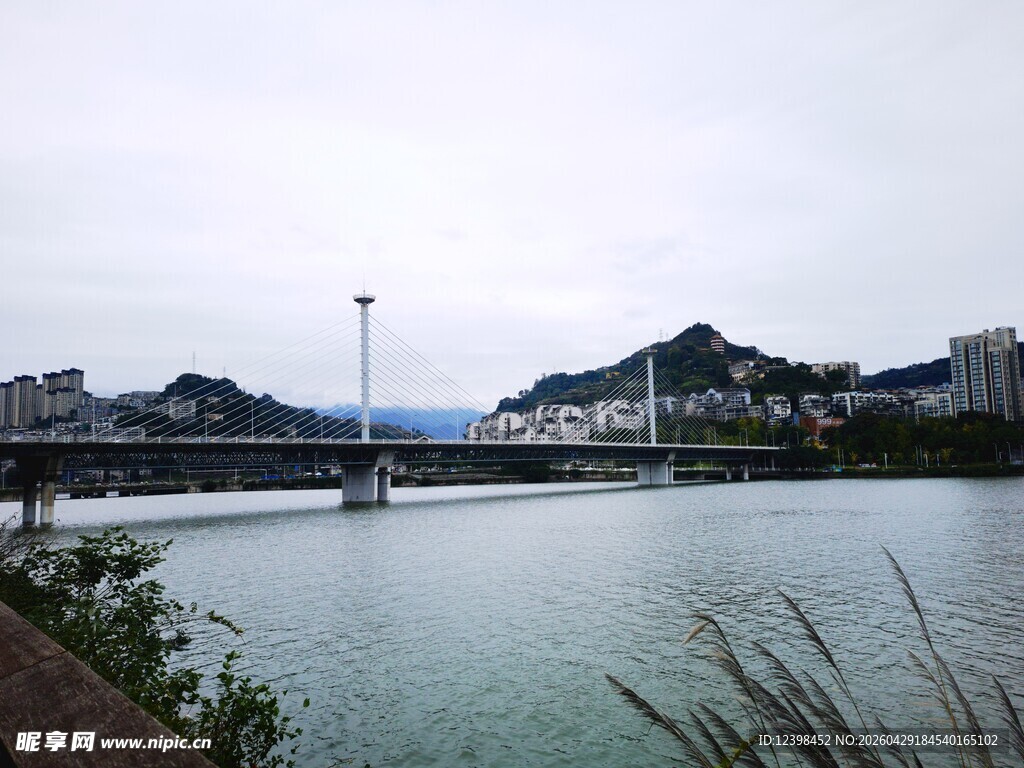 江边城市风景远山近水