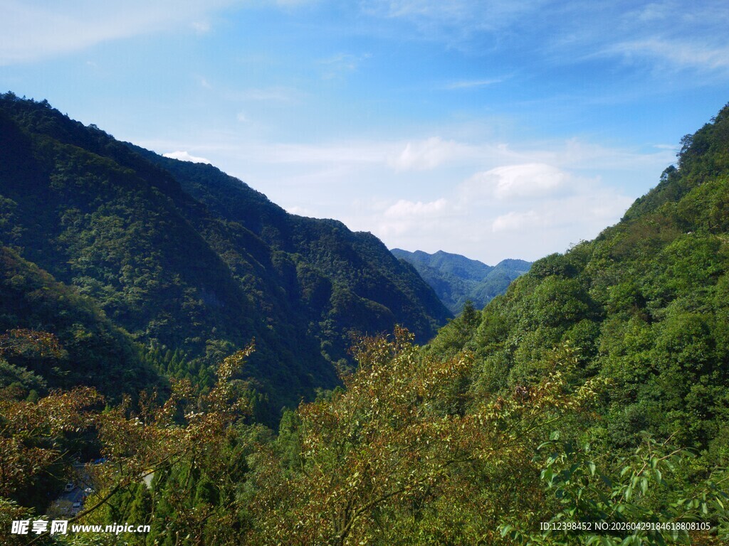 青山翠谷间的秀丽风光