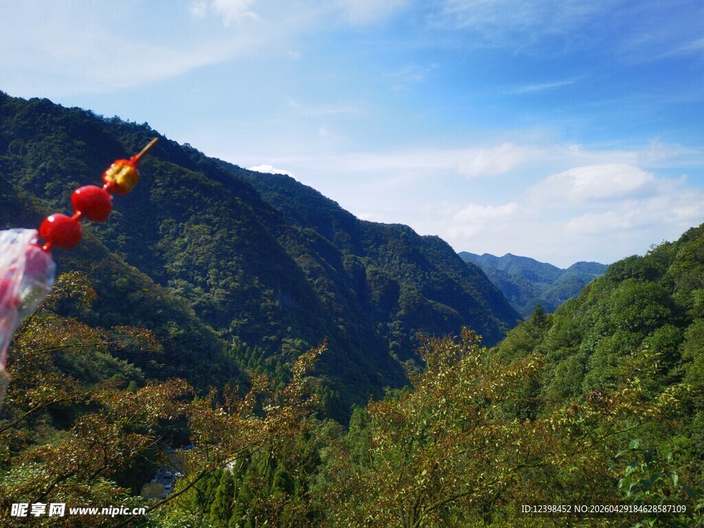 山间飘扬的多彩经幡