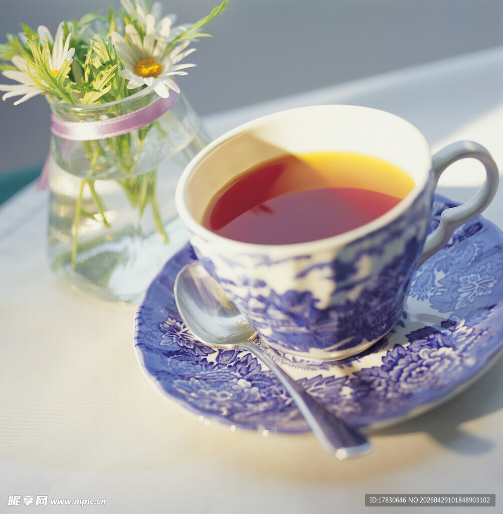 蓝白瓷杯中的芬芳热茶