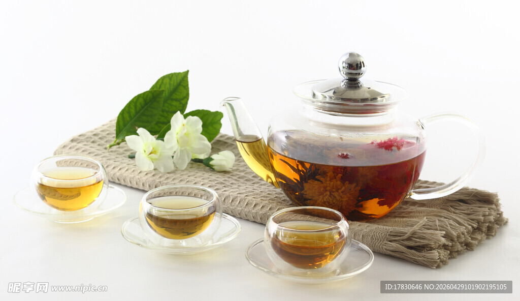 中式茶具与茶饮展示