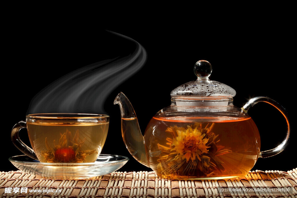 玻璃茶具泡制的芬芳花茶