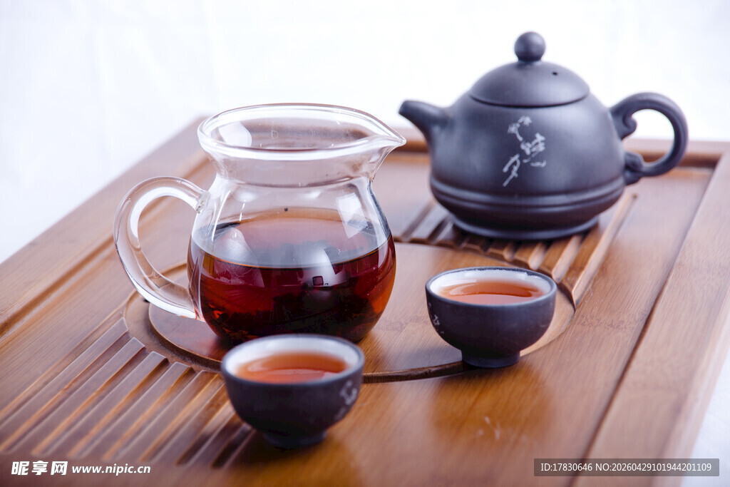 中式茶具与热茶