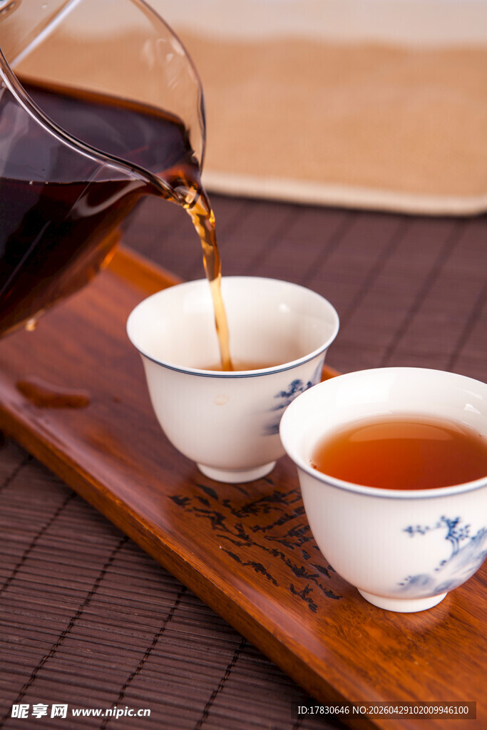 茶壶倒茶入精致白瓷杯