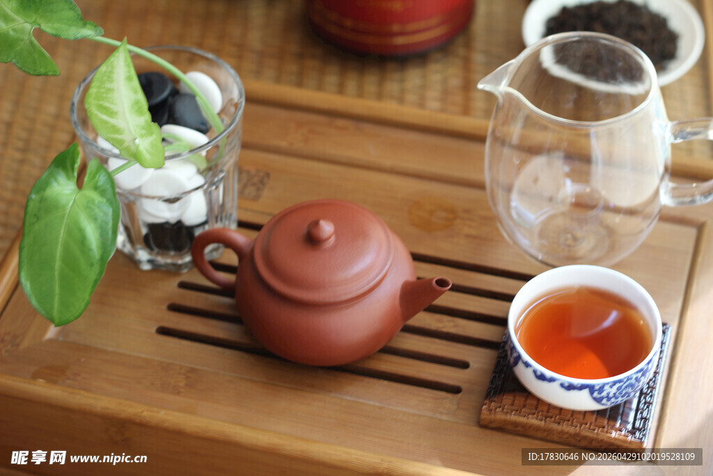 中式茶具与茶饮展示