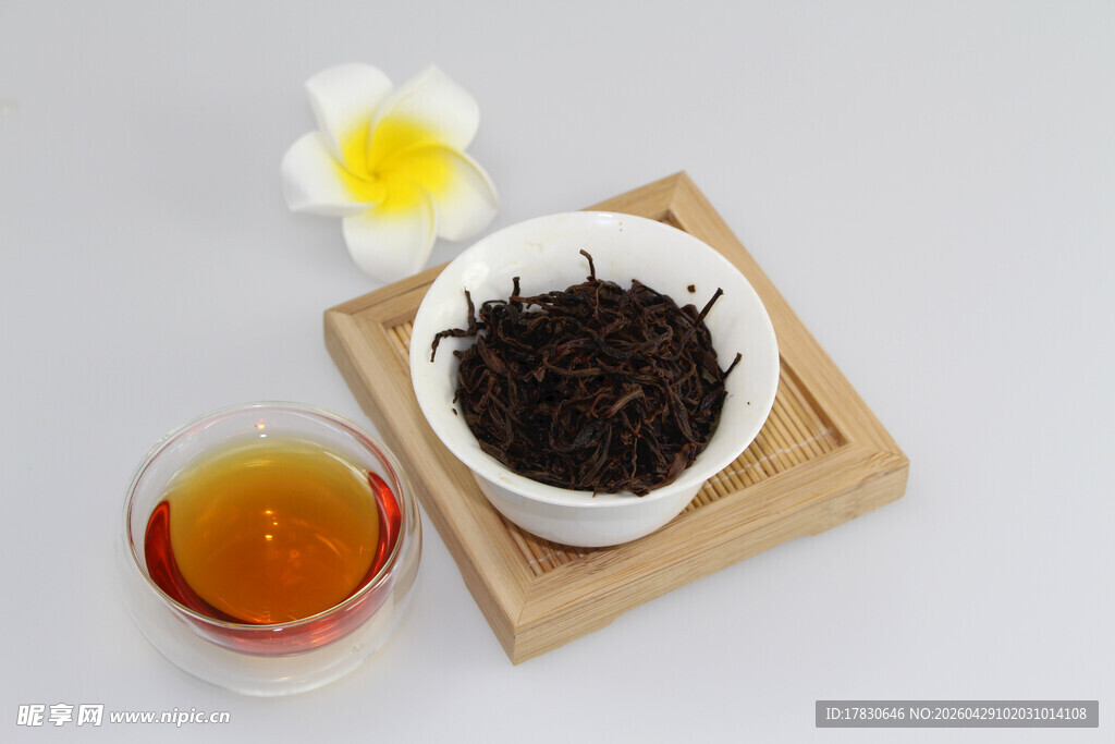中式茶饮杯中茶香悠悠