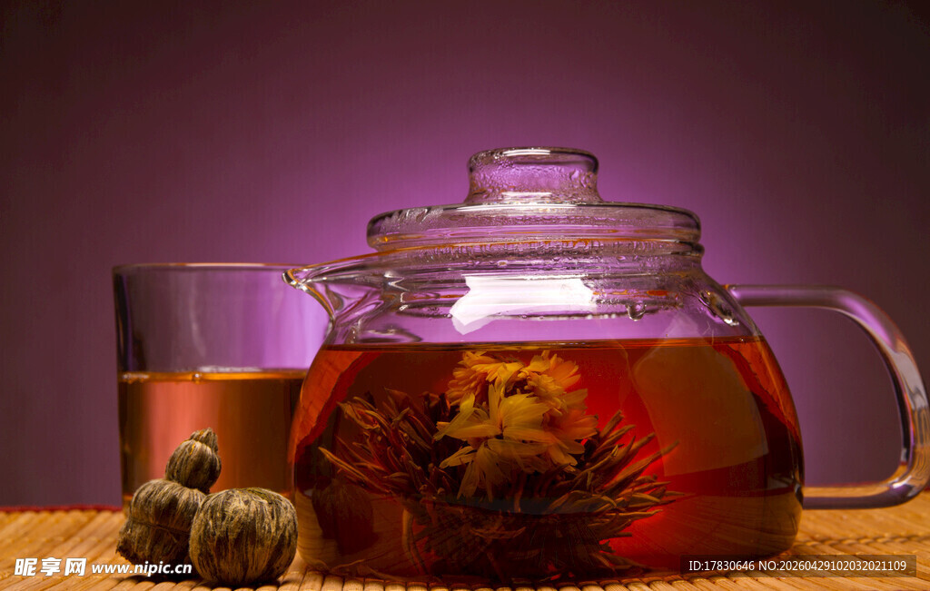 玻璃茶壶中的热茶与配料