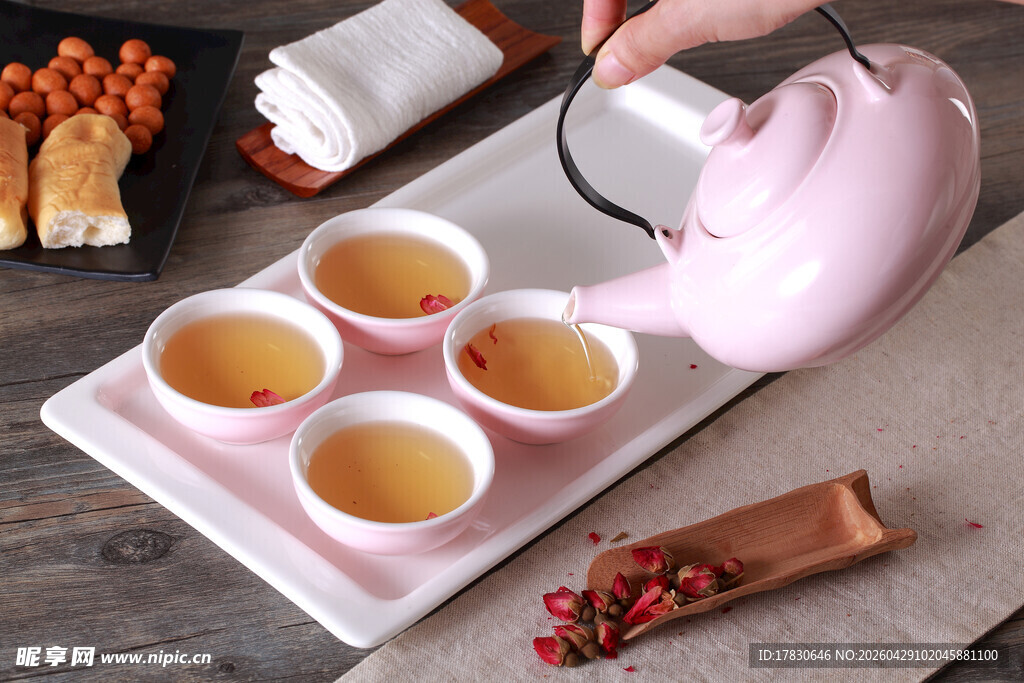 粉色茶壶倒茶温馨茶点相伴