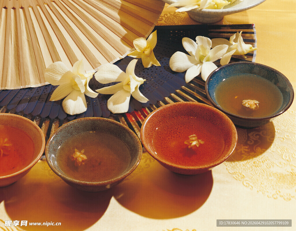 日式茶具与清雅花卉组合