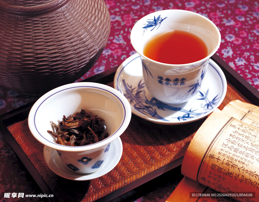 中式茶具与茶饮展示