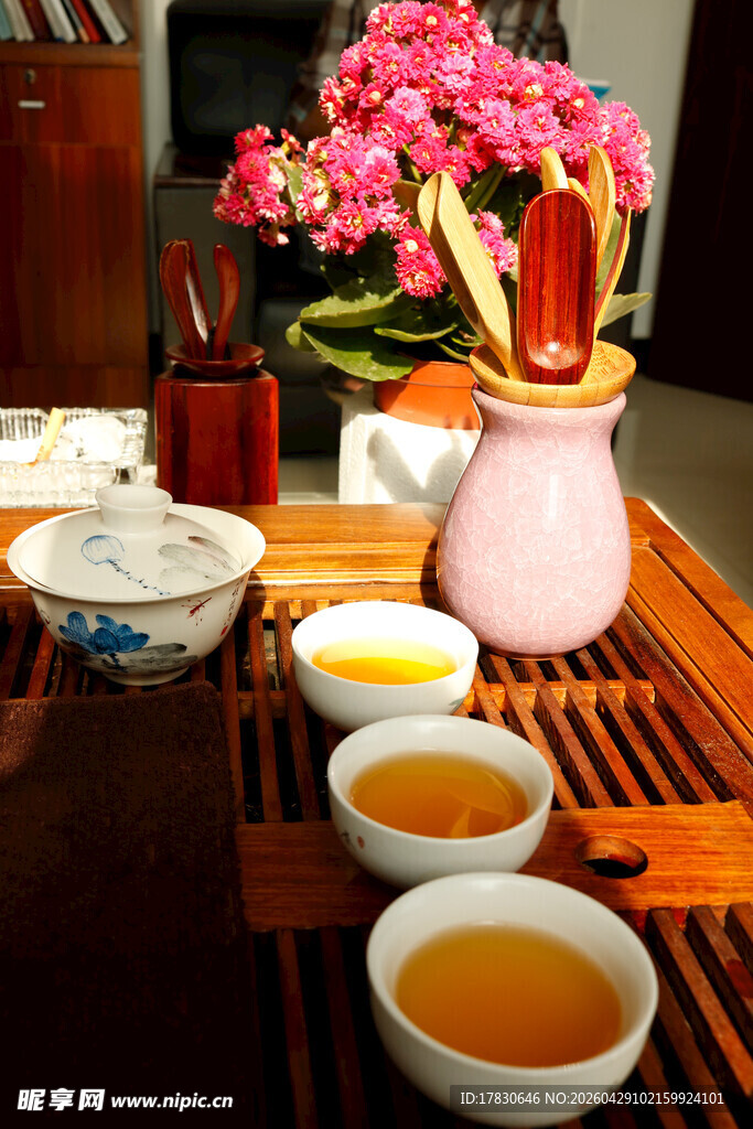 中式雅致茶具与花卉组合