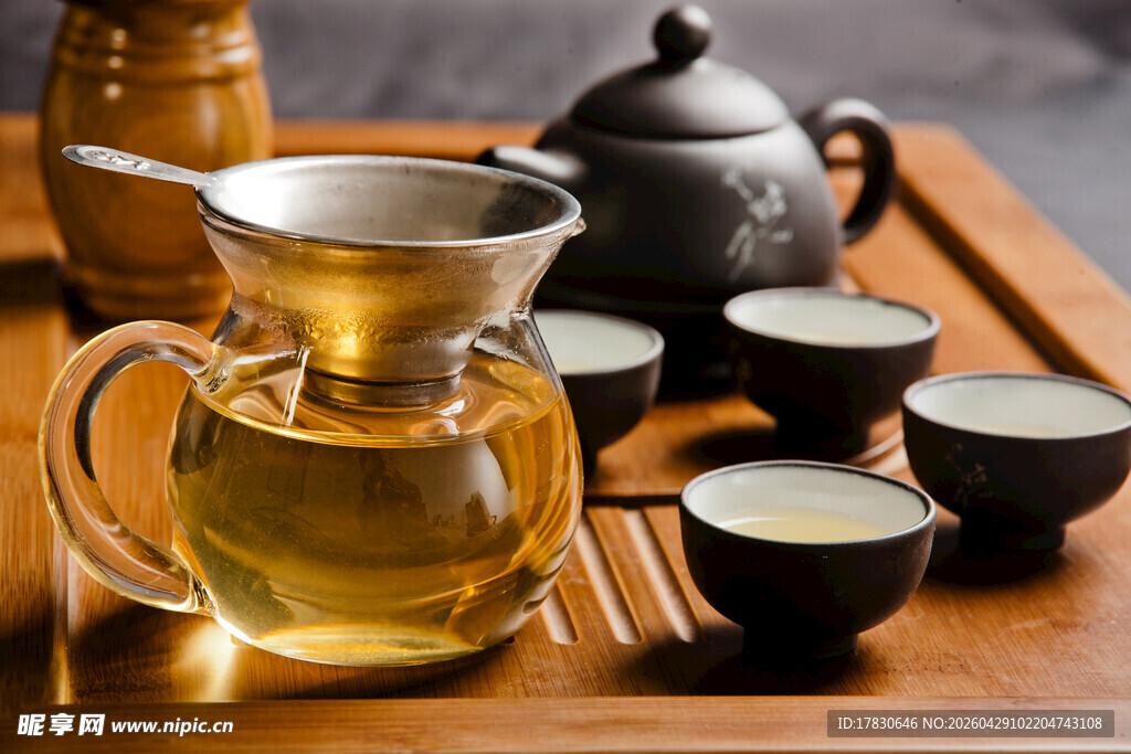 中式茶具品味茶香时刻