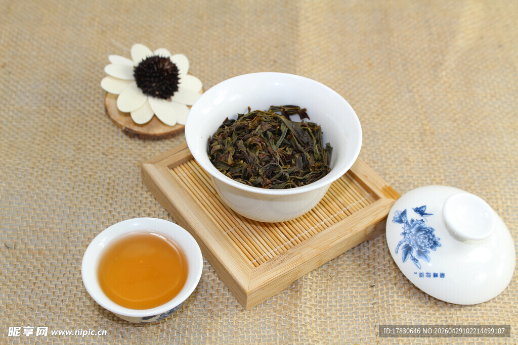 中式茶具与茶叶展示