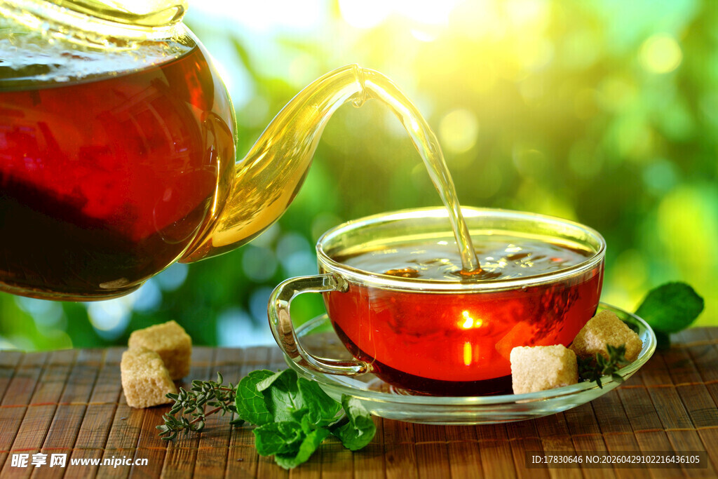 阳光中茶壶倒茶入杯场景