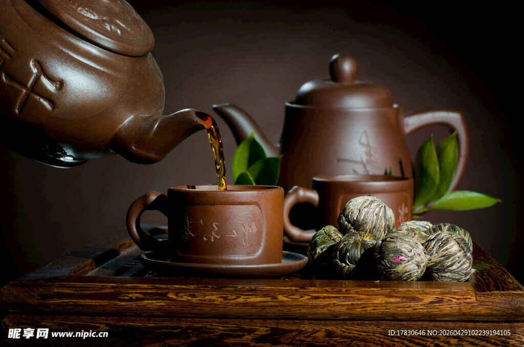 古朴茶具与清新绿植组合