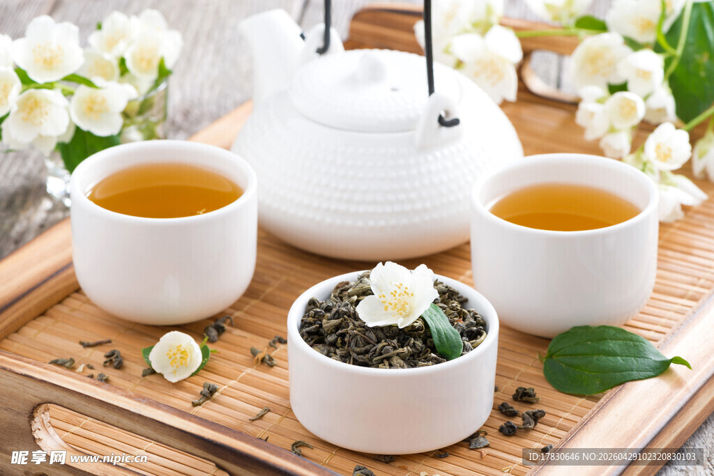 中式茶具与清新花卉组合