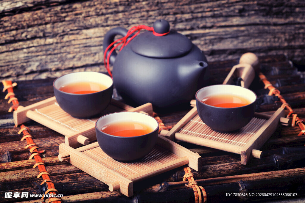 古朴茶具与热茶