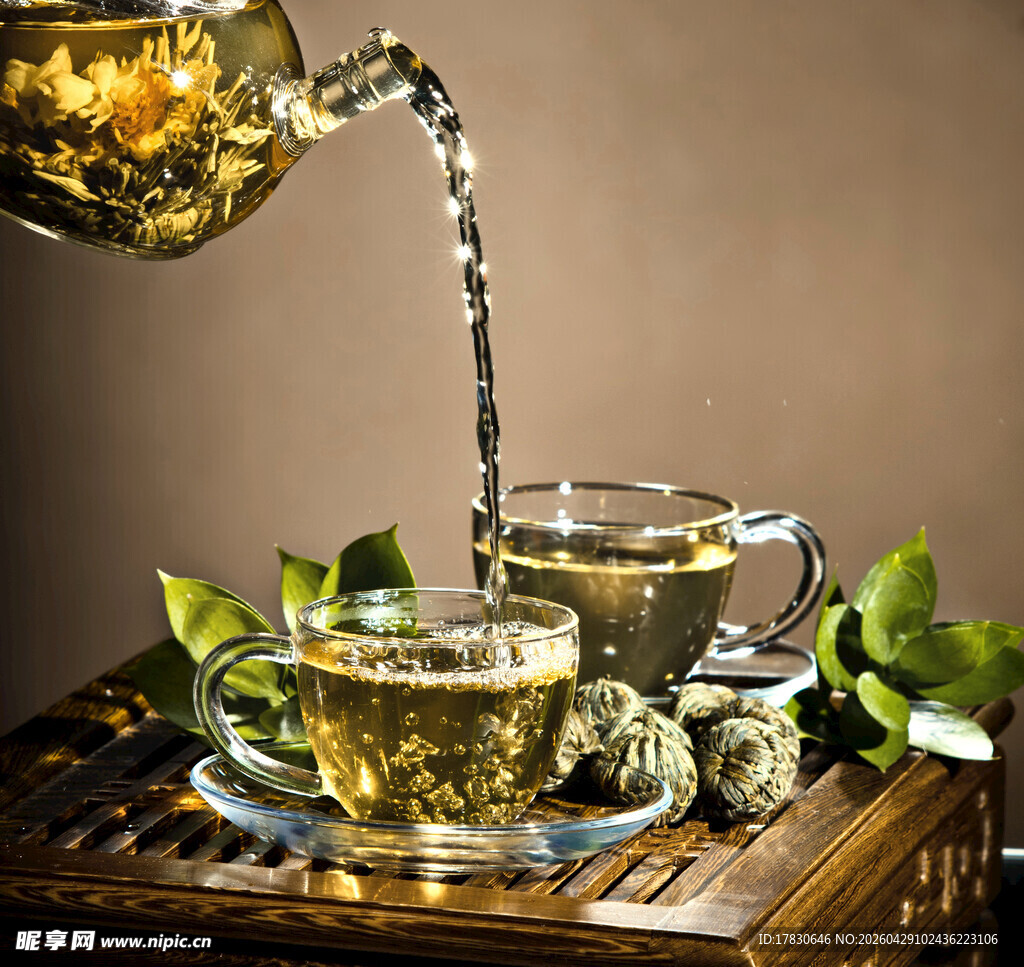 茶壶倒茶入杯茶香四溢