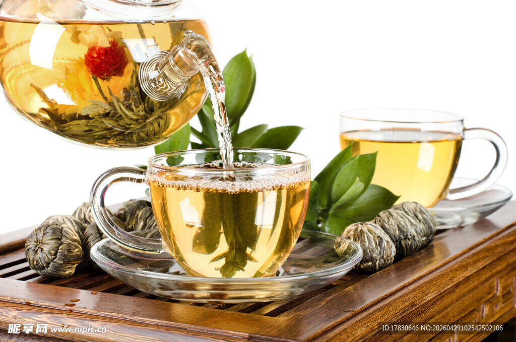 精致茶具中的清新花草茶