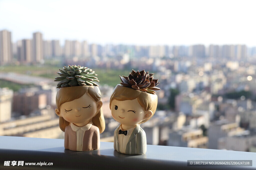 情侣木雕像俯瞰城市风景
