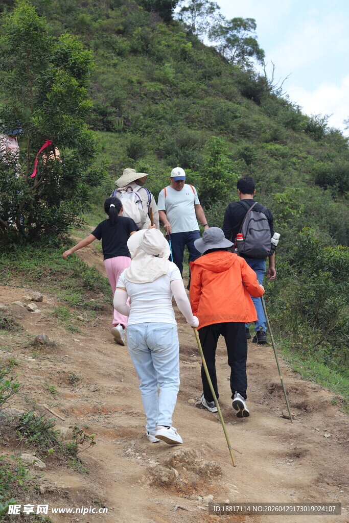 一群人徒步山间小道