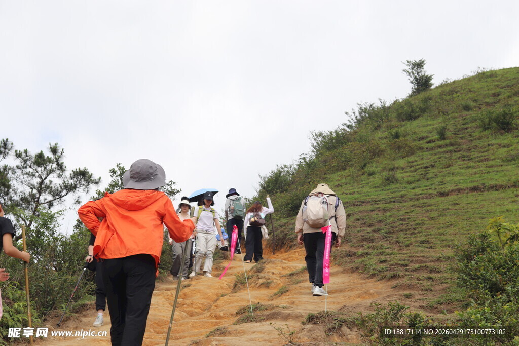 户外徒步者行进在山间小道