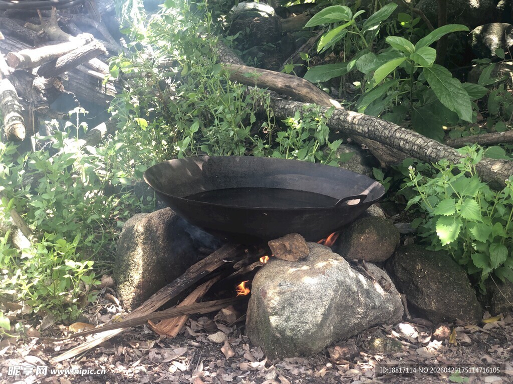 户外林中简易石头炉灶