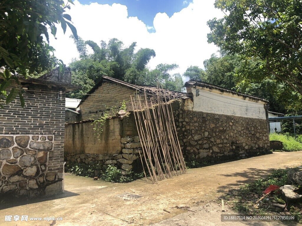 乡村石砌小屋及周边景象
