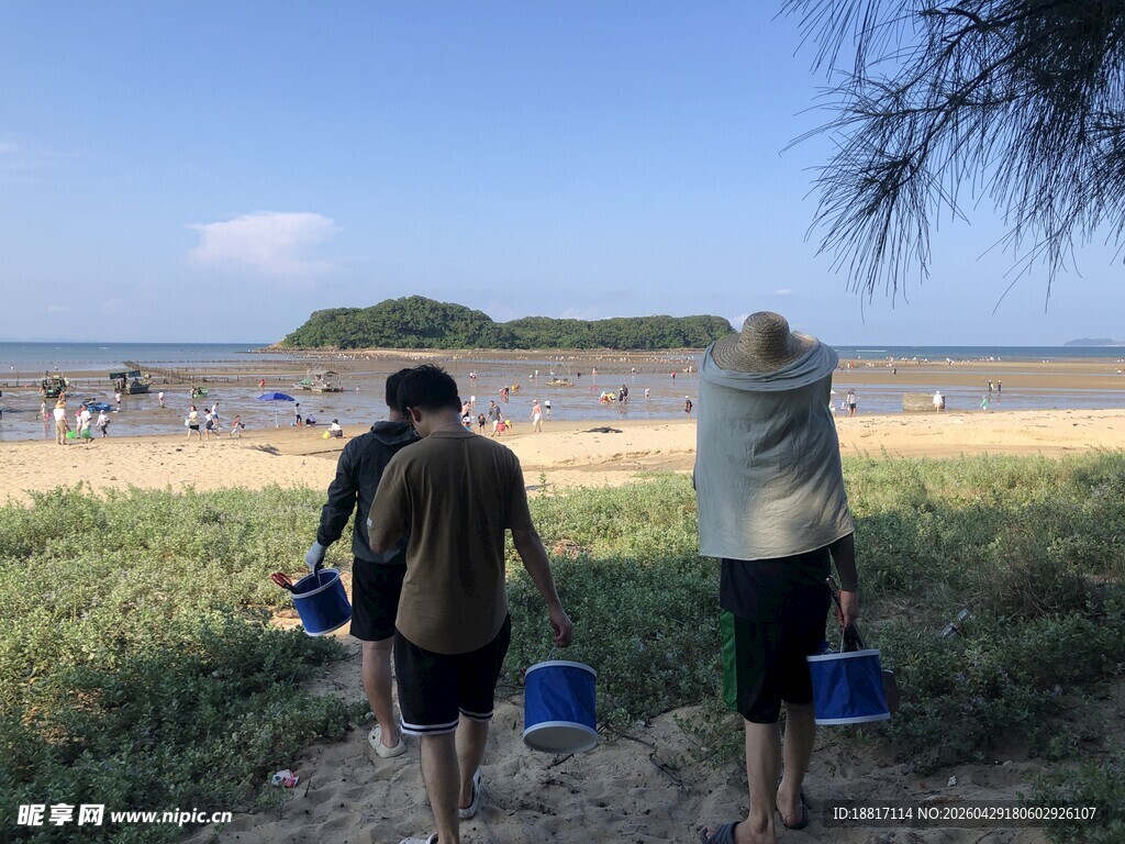 海边三人提桶准备赶海