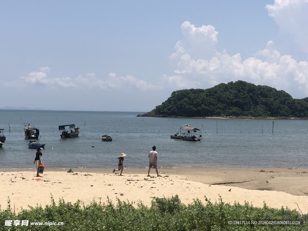 海边沙滩上的休闲场景