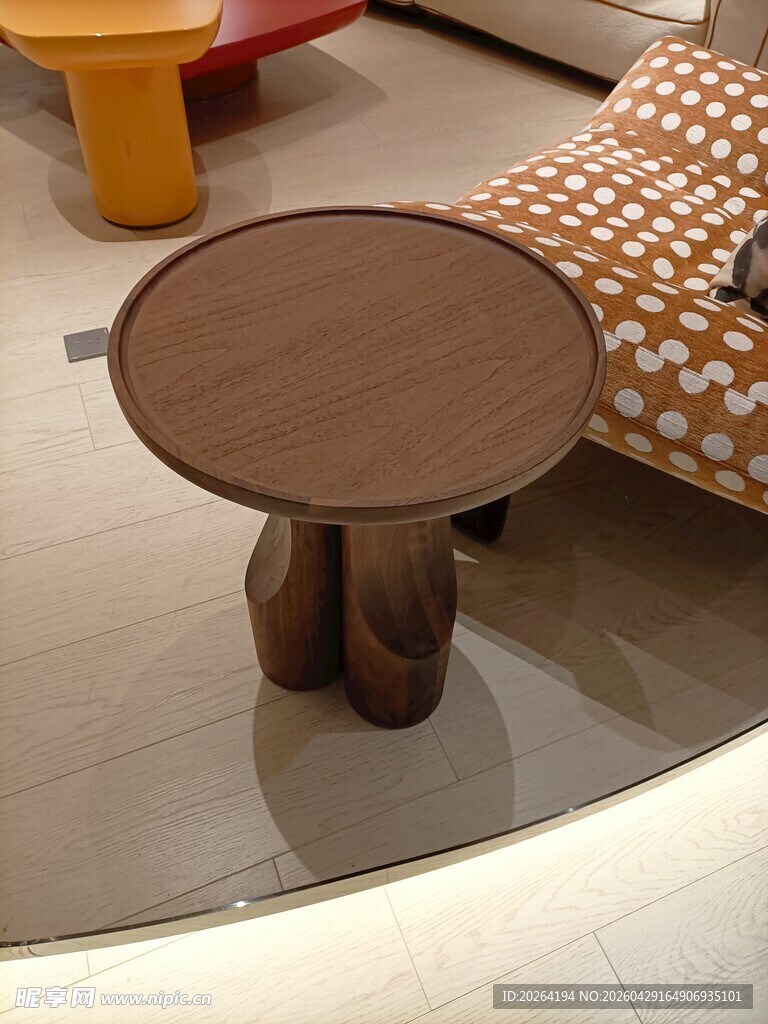 简约木质圆茶几设计