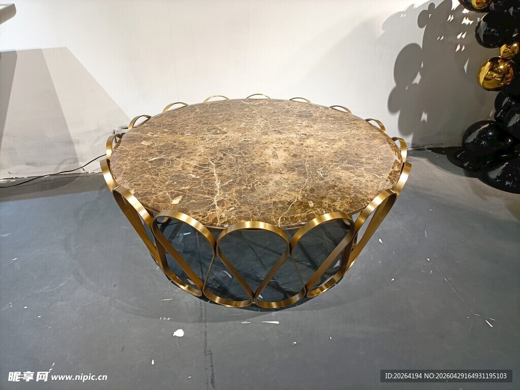 华丽复古金色花纹圆形咖啡桌