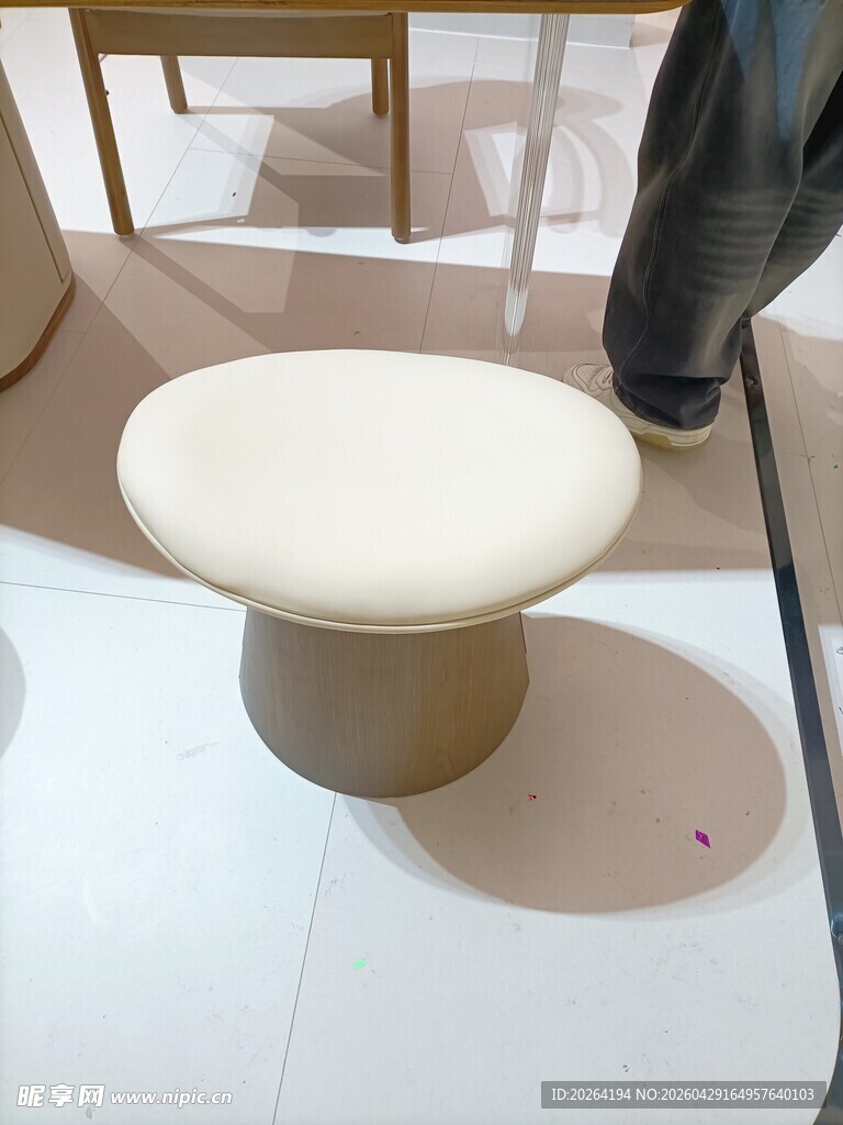 简约米色圆凳展示