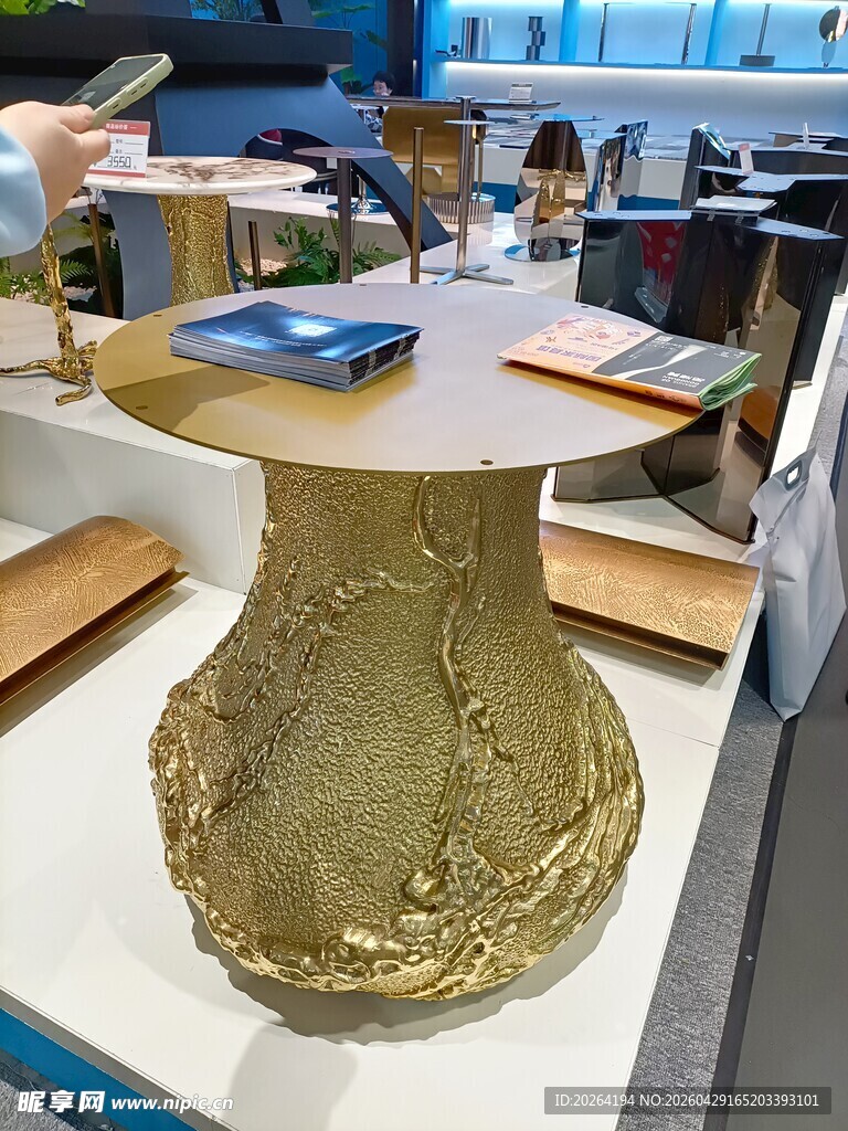 金色雕花桌 精致工艺展示