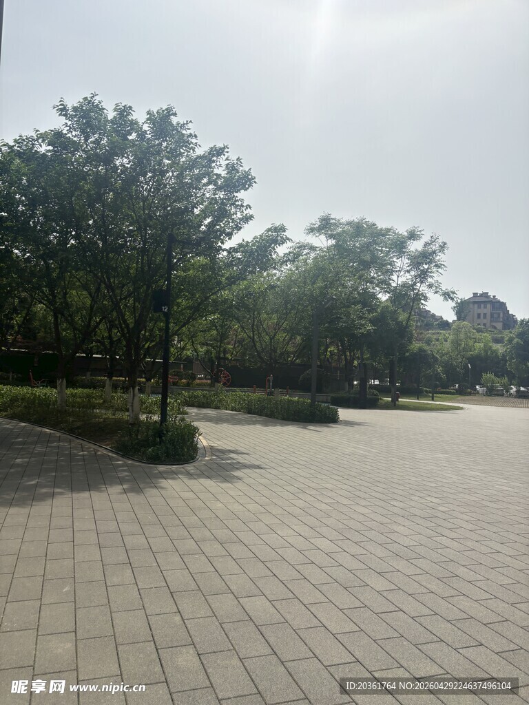 户外开阔的砖石铺就场地