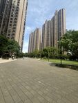 城市宽阔步道旁的高楼景观