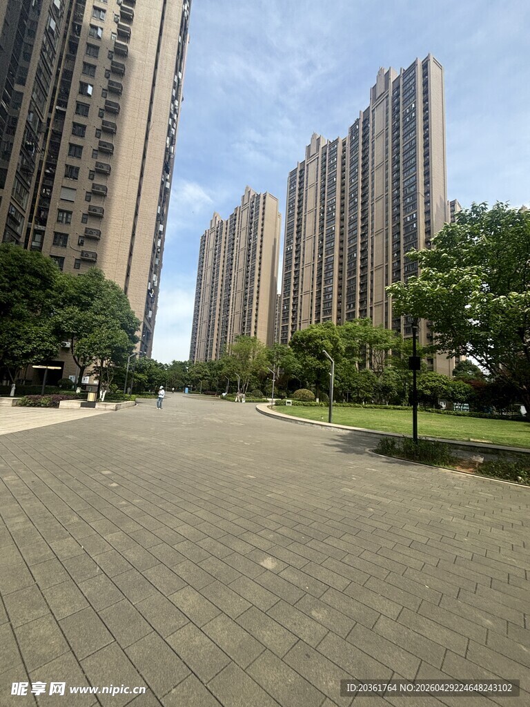 城市宽阔步道旁的高楼景观