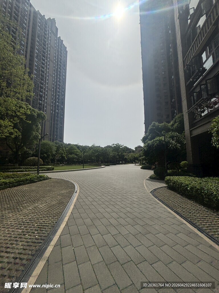 小区内的幽静砖石铺就小路
