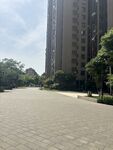 小区内宽敞整洁的道路