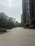 城市中开阔的砖砌休闲步道