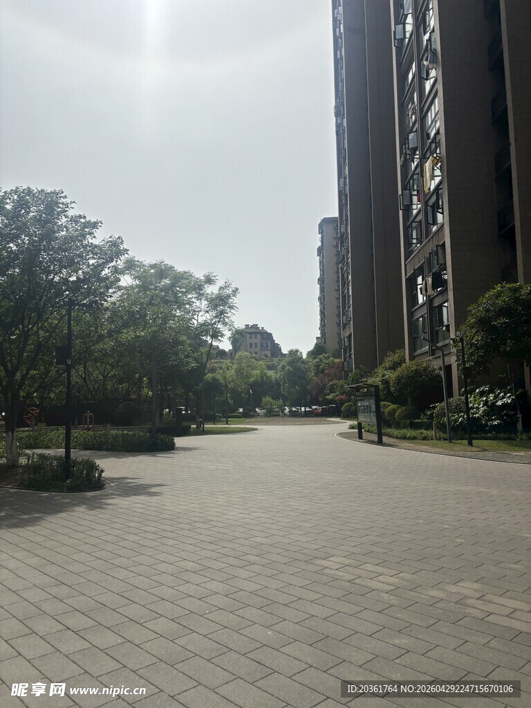 城市中开阔的砖砌休闲步道