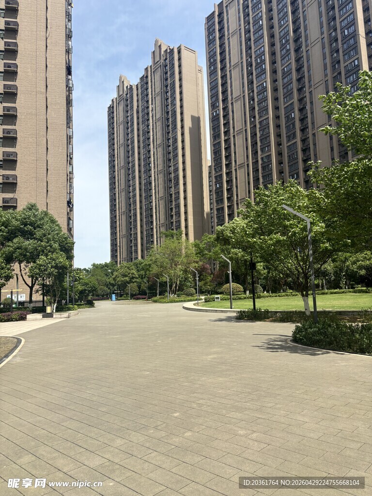 城市开阔步道旁的高楼景观